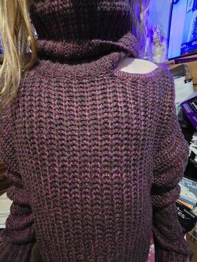 !!.   Ladies  M  Cozy Turtleneck Cold-Shoulder Sweater in Plum